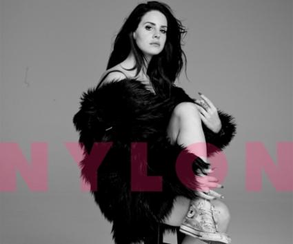 Εντυπωσιακή ακόμη και με casual look η Lana Del Rey στο περιοδικό Nylon