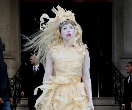 Η Lady Gaga βγαλμένη από θρίλερ στους δρόμους του Λονδίνου