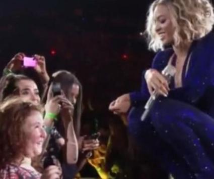 Η Beyonce τραγουδάει μαζί με ένα τυφλό κοριτσάκι!