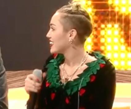 Η Miley Cyrus τραγουδάει ντυμένη…φράουλα στη Γερμανία