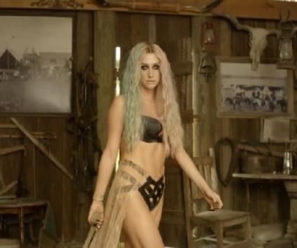 Kesha και Pitbull “ξεφαντώνουν” στο video clip του Timber!