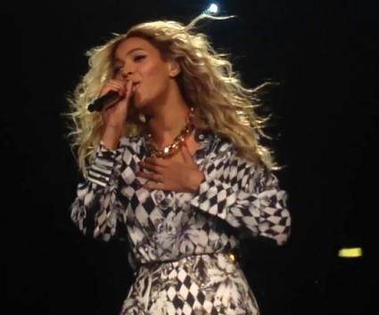 H Beyonce ερμηνεύει για πρώτη φορά live τα νέα της τραγούδια!