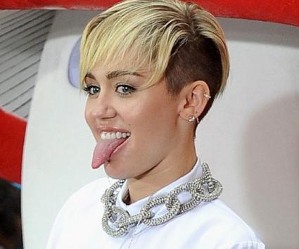 Νεαρός φαν ζητάει από τη Miley Cyrus να τον συνοδεύσει στο σχολικό χορό