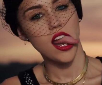 H Miley Cyrus διασκευάζει Arctic Monkeys