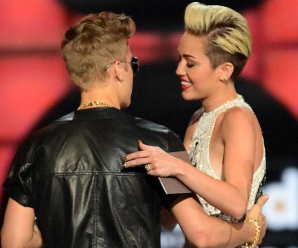 Έξαλλος με τη Miley Cyrus ο Justin Bieber!