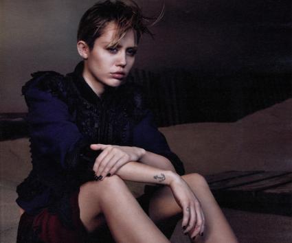 Η Miley Cyrus φωτογραφίζεται για τη καμπάνια του Marc Jacobs
