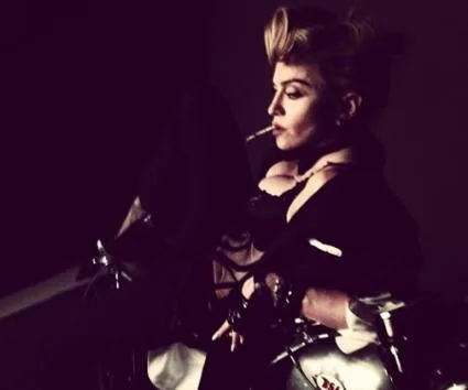 Η Madonna με τσιγάρο στο στόμα και rock στυλ πάνω σε μοτοσυκλέτα.