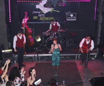 To Jumping Fish της COSMOTE έκανε refresh και παρουσίασε τους Penny and the Swingin’ Cats σε ένα μοναδικό live