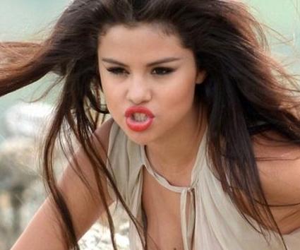 Απέλυσε τους γονείς της η Selena Gomez!