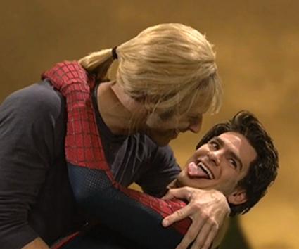 O Chris Martin κάνει μαθήματα…φιλιού στον Andrew Garfield