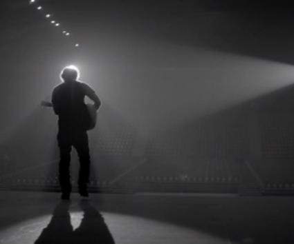 Ο Ed Sheeran τραγουδάει σε ένα άδειο Wembley
