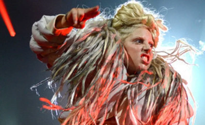 Η Lady Gaga στη σκηνή με ξανθά μαλλιά και dreadlocks.
