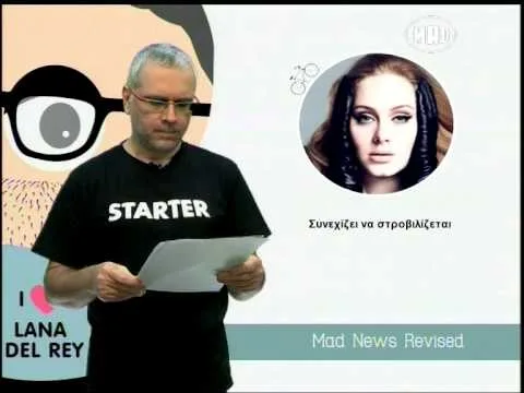 Παρουσιαστής σε στούντιο του Mad TV με φωτογραφία της Adele στο φόντο.