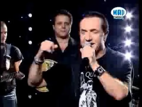 Ο Λευτέρης Πανταζής τραγουδάει στη σκηνή του Mad For Greekz.