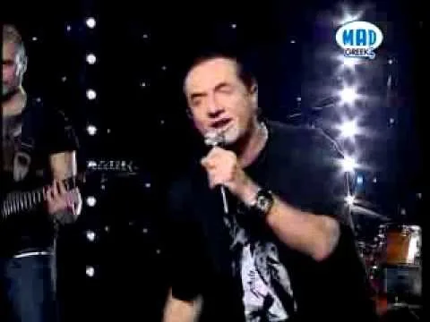 Ο Λευτέρης Πανταζής τραγουδάει στη σκηνή του Mad For Greekz.