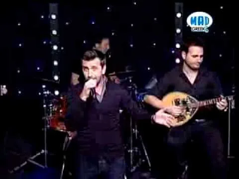 Ο Θάνος Πετρέλης τραγουδάει ζωντανά στη σκηνή του Mad For Greekz.