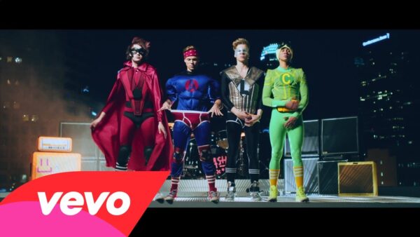 Μασκοφόροι εκδικητές οι 5 Seconds Of Summer στο νέο τους video clip