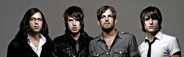 Το συγκρότημα Kings of Leon σε στούντιο φωτογράφιση.