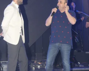 Ο Κωνσταντίνος Αργυρός και ο Μάρκος Σεφερλής στη σκηνή του Posidonio.