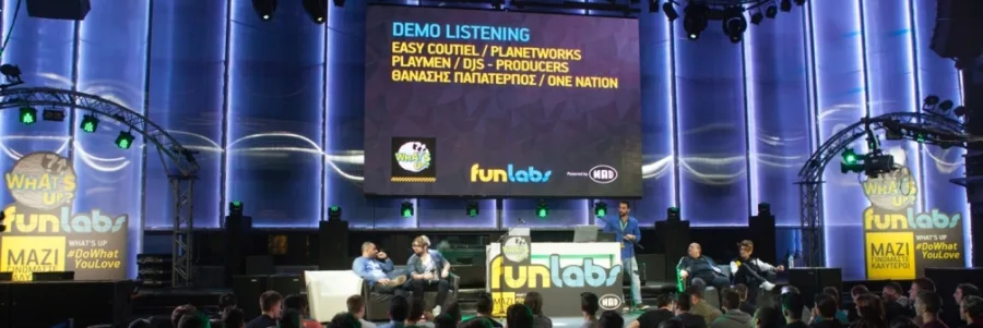 Workshop του What’s Up Funlabs με τους Playmen και τον Θανάση Παπατέρπο σε σκηνή.