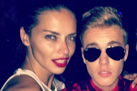 Η Adriana Lima και ο Justin Bieber σε κοντινή σέλφι φωτογραφία.