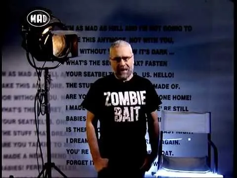 Ο Ηλίας Φραγκούλης σε τηλεοπτικό πλατό με μπλούζα Zombie Bait.