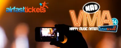 Λογότυπο MAD VMA 2014 by Airfasttickets και χέρι που βιντεοσκοπεί συναυλία με κινητό.