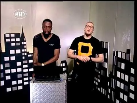 Ο DJ Kas και ο DJ Young στο πλατό της εκπομπής Hip Hop District του MAD TV.