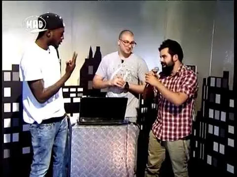 Ο DJ Young, ο DJ Kas και ο OGE στο στούντιο της εκπομπής Hip Hop District.