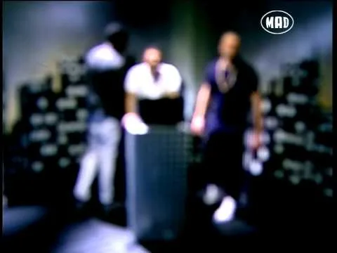 Οι Dj Young, Dj Kas και OGE σε θολό πλάνο από μουσικό βίντεο.