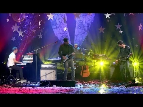 Οι Coldplay ερμηνεύουν το Magic στην εκπομπή της Ellen DeGeneres.