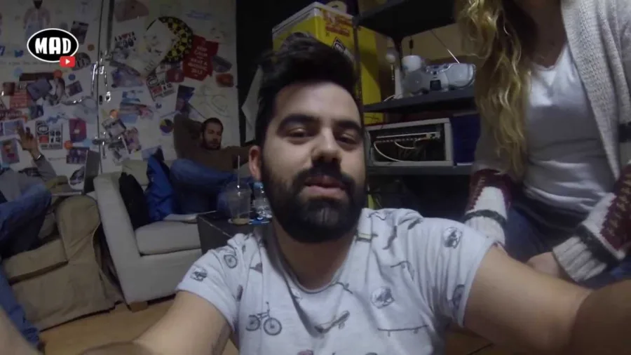Ο Fran σε selfie βίντεο στα γραφεία του Mad.