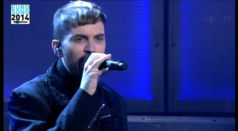 Ο τραγουδιστής των Freaky Fortune στη σκηνή του Eurosong 2014.