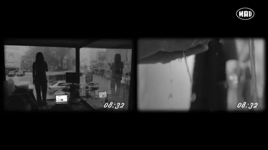 Στιγμιότυπο από την καμπάνια Mad Campaign 2014 με split screen και ένδειξη ώρας.