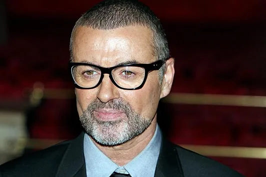 Ο George Michael με μαύρα γυαλιά και κοστούμι