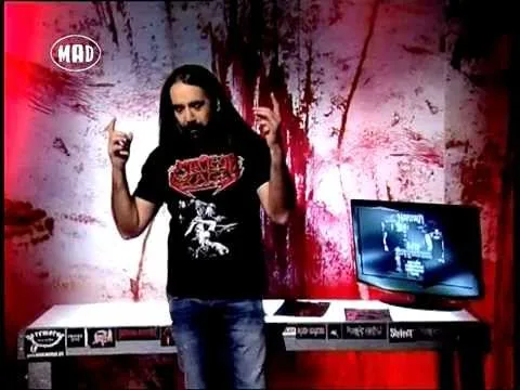 Ο Χάκος Περβανίδης παρουσιάζει την εκπομπή TV War στο MAD TV.