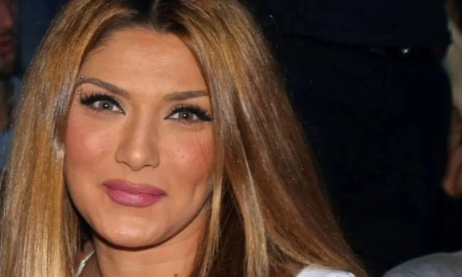 Κοντινό πορτρέτο της Αγγελικής Ηλιάδη με ξανθά μαλλιά.