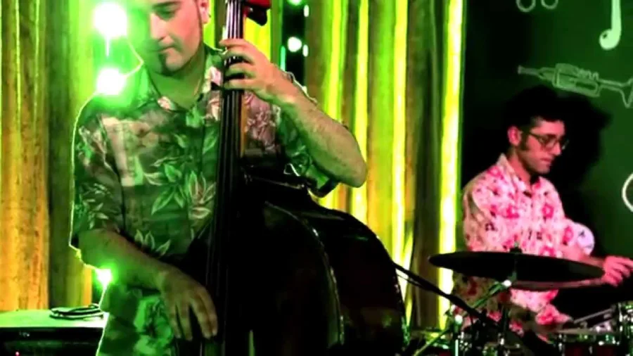 Μέλη των Penny and the Swingin’ Cats σε ζωντανή εμφάνιση στο Jumping Fish Studio.