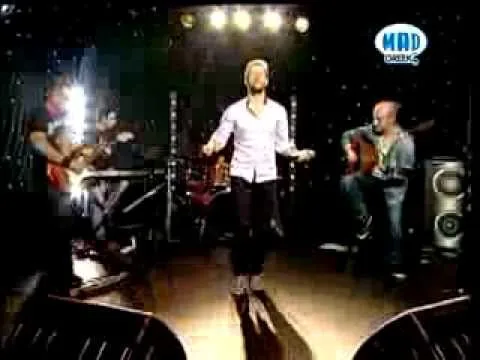 Ο Κώστας Καραφώτης τραγουδάει ζωντανά στη σκηνή του Mad For Greekz.