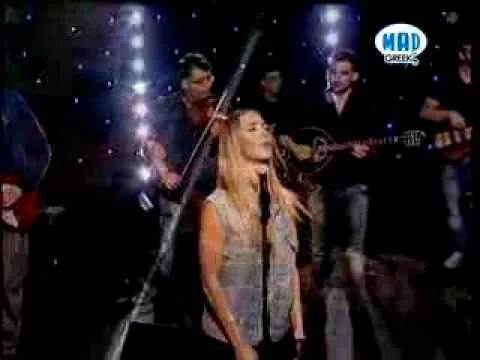 Η Αμαρυλλίς τραγουδάει ζωντανά στη σκηνή του Mad Greekz.