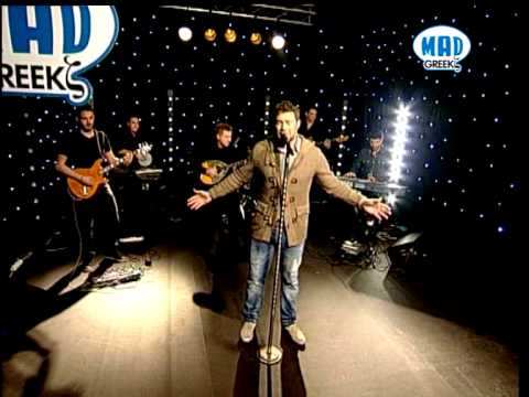 Ο Χρήστος Χολίδης τραγουδάει live με την ορχήστρα του στο Mad For Greekz.