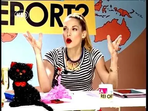 Η Μαντώ Γαστεράτου στο πλατό της εκπομπής Loca Report του Mad TV.
