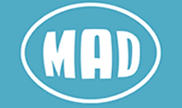 Το λογότυπο του MAD TV σε γαλάζιο φόντο.