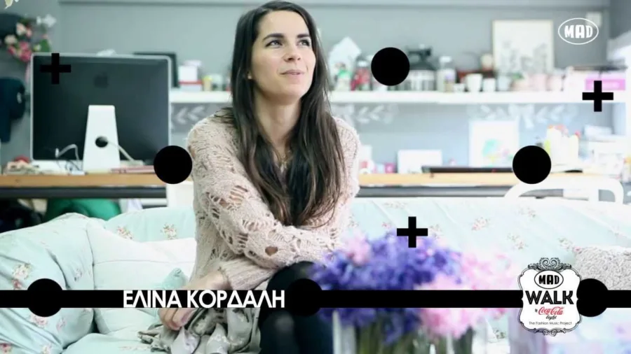 Η Ελίνα Κορδαλή (Madame Shou Shou) κάθεται σε καναπέ.