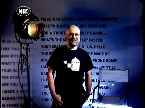 Ο Ηλίας Φραγκούλης σε τηλεοπτικό στούντιο με φόντο κινηματογραφικές ατάκες.