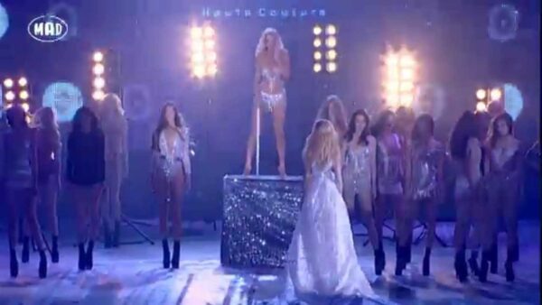 Δούκισα Νομικού “Oops, I did it again” – MadWalk by Coca-Cola light