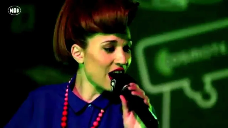 Η Πέννυ Μπαλτατζή από τους Penny & The Swingin’ Cats τραγουδάει στο Jumping Fish Studio.