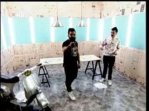 Ο Δημήτρης και ο Fran σε σκηνικό εκπομπής Breaking Mad με μια βέσπα.