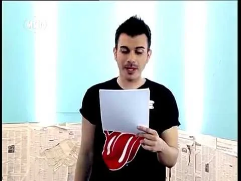 Ο Δημήτρης διαβάζει ένα χαρτί στο πλατό της εκπομπής Breaking Mad.