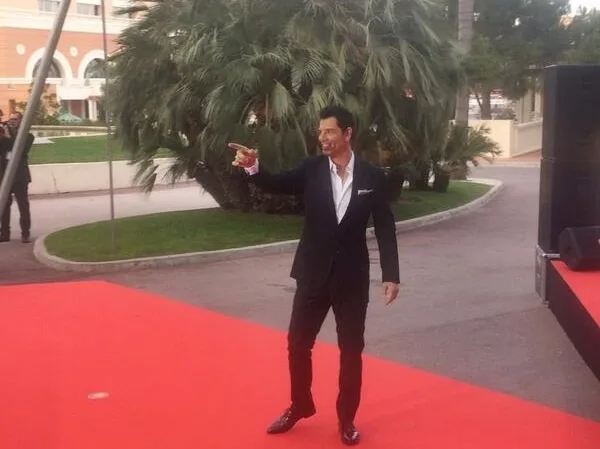 Ο Σάκης Ρουβάς στο κόκκινο χαλί των World Music Awards.
